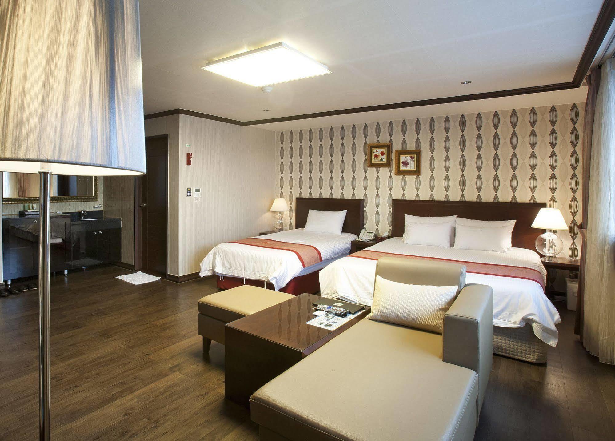 Tongyeong Anchovy Tourist Hotel Buitenkant foto
