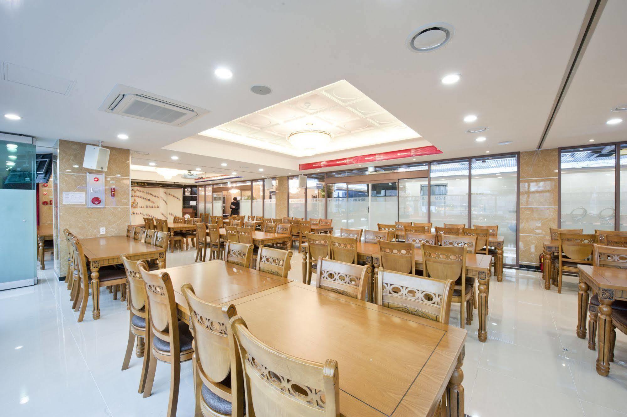Tongyeong Anchovy Tourist Hotel Buitenkant foto